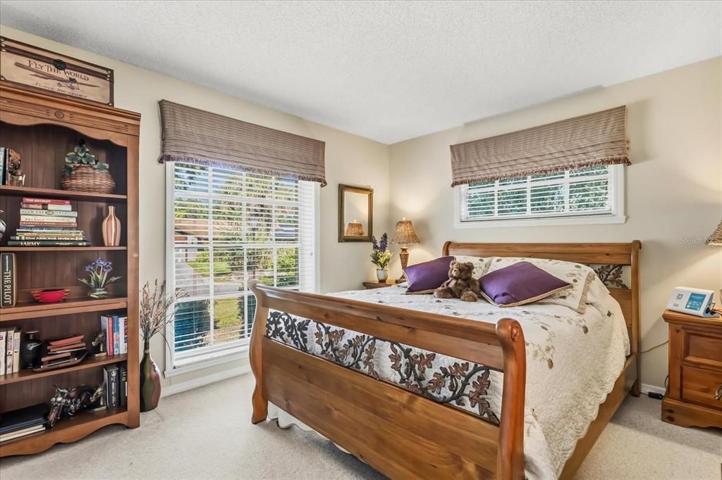 Activo con contrato: $575,000 (4 camas, 2 baños, 2574 Pies cuadrados)