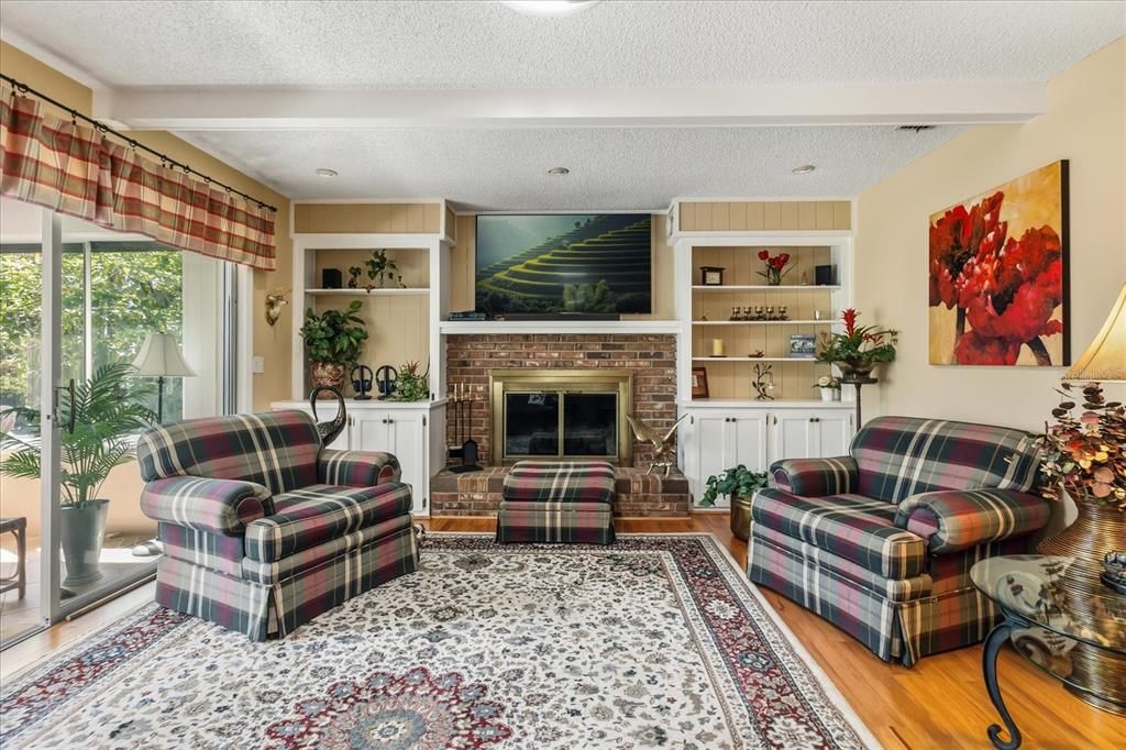 Activo con contrato: $575,000 (4 camas, 2 baños, 2574 Pies cuadrados)