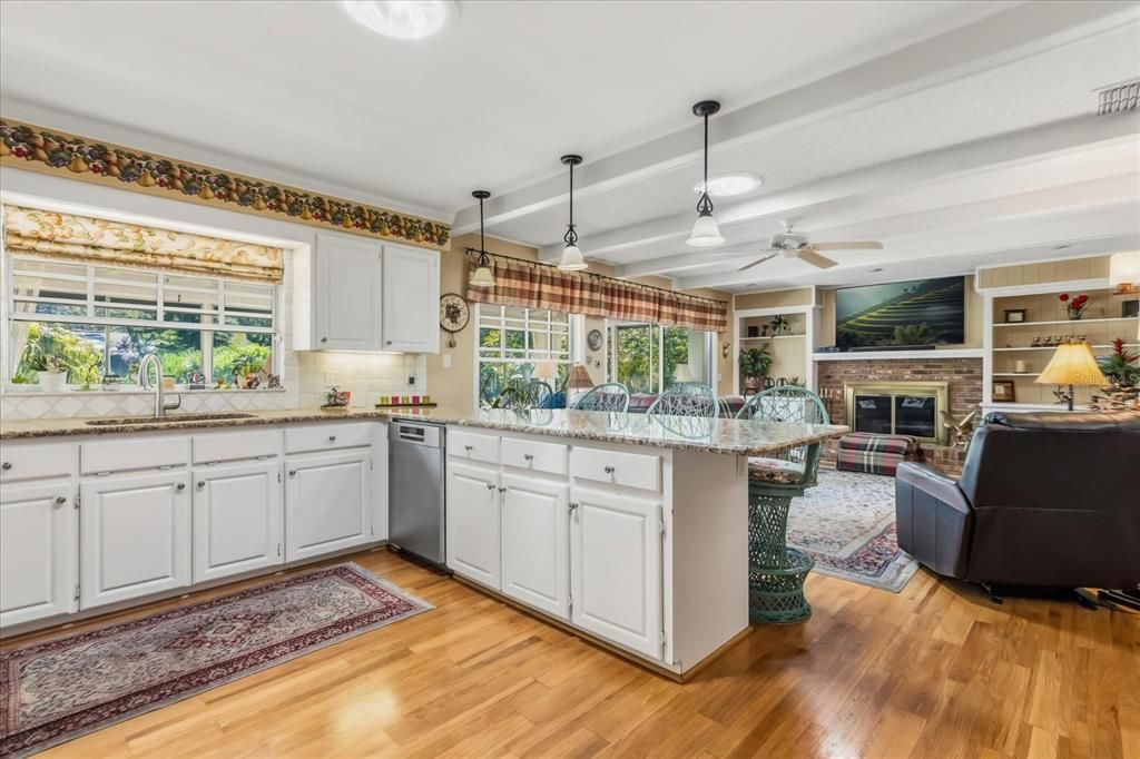 Activo con contrato: $575,000 (4 camas, 2 baños, 2574 Pies cuadrados)