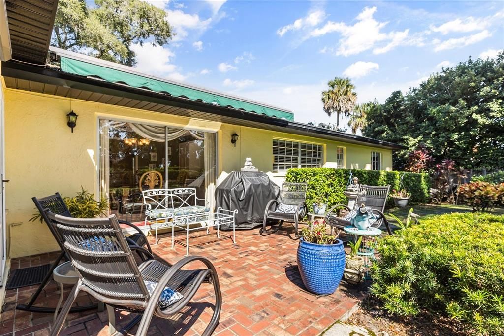 Activo con contrato: $575,000 (4 camas, 2 baños, 2574 Pies cuadrados)