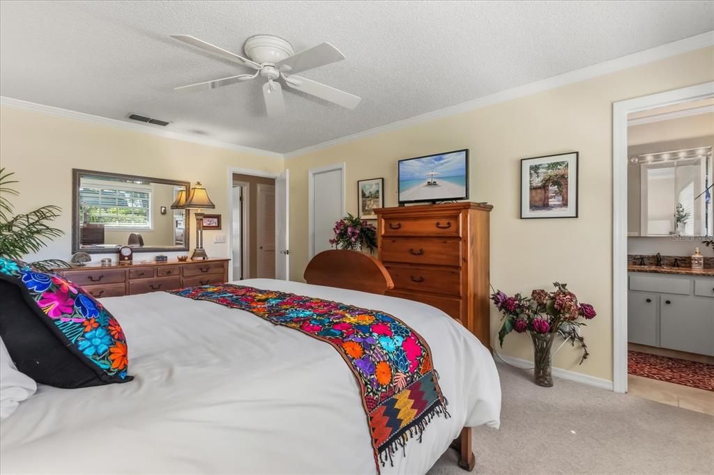 Activo con contrato: $575,000 (4 camas, 2 baños, 2574 Pies cuadrados)