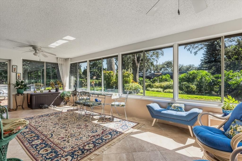 Activo con contrato: $575,000 (4 camas, 2 baños, 2574 Pies cuadrados)