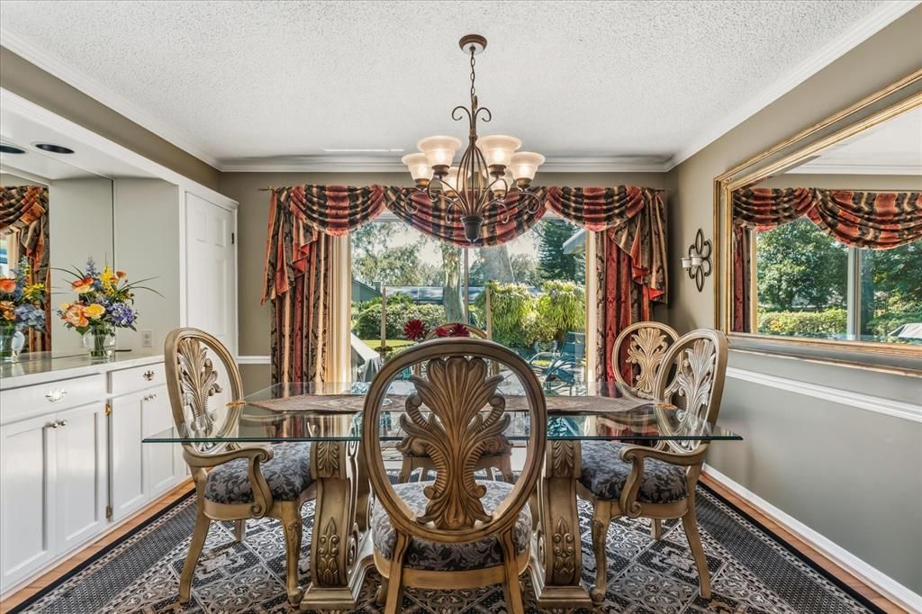 Activo con contrato: $575,000 (4 camas, 2 baños, 2574 Pies cuadrados)