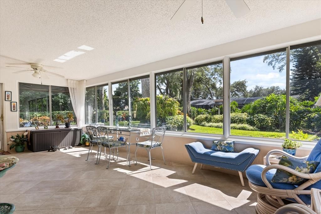 Activo con contrato: $575,000 (4 camas, 2 baños, 2574 Pies cuadrados)