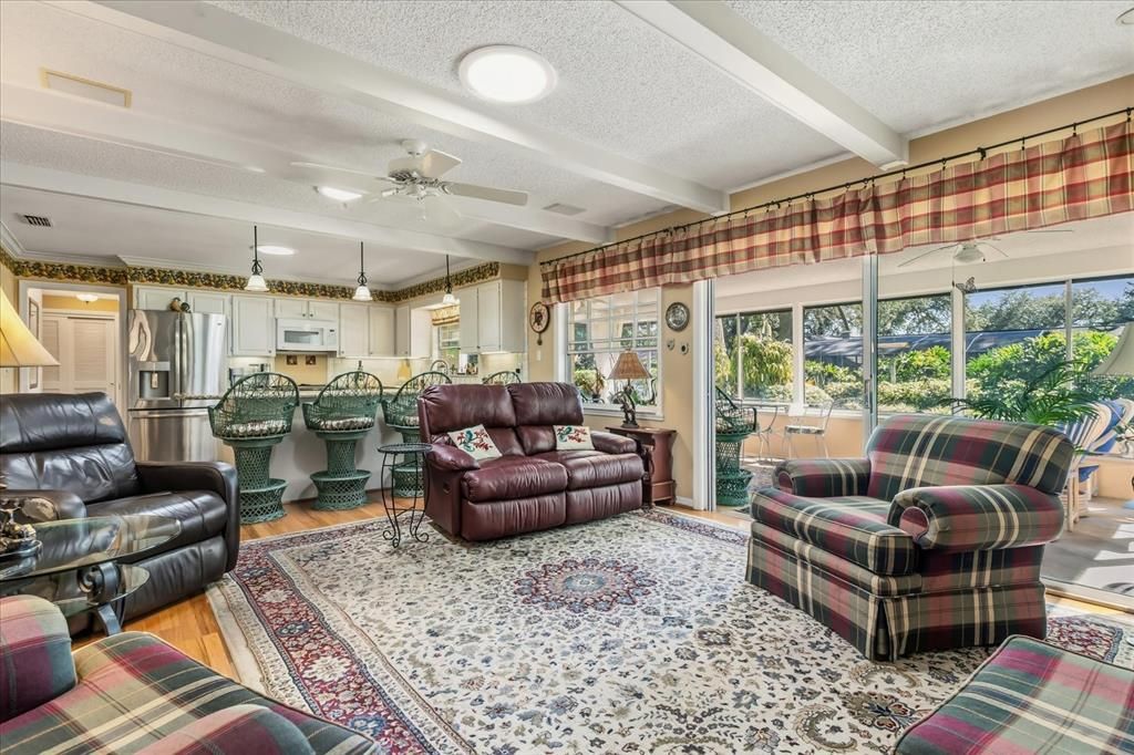 Activo con contrato: $575,000 (4 camas, 2 baños, 2574 Pies cuadrados)