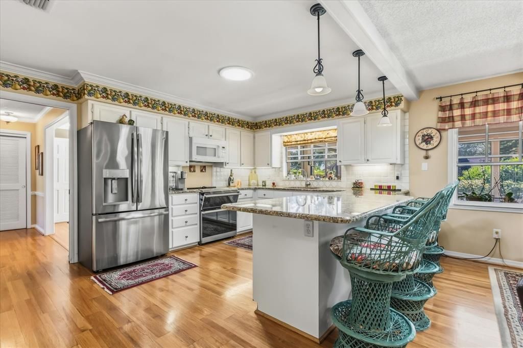 Activo con contrato: $575,000 (4 camas, 2 baños, 2574 Pies cuadrados)