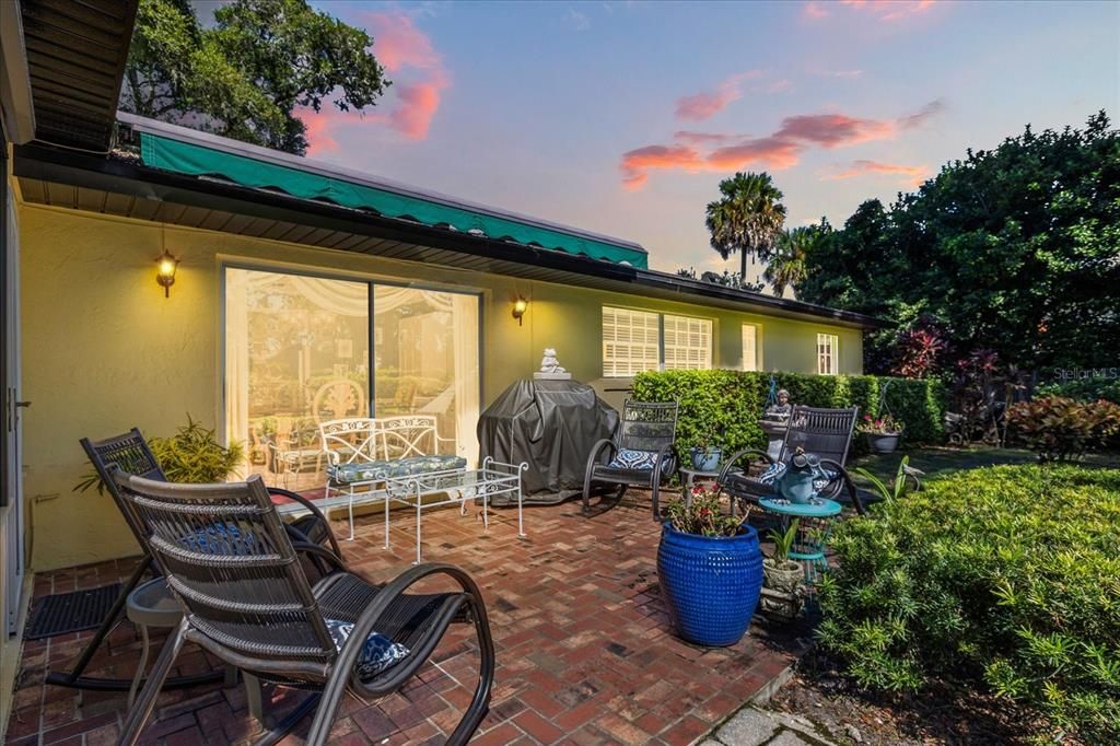 Activo con contrato: $575,000 (4 camas, 2 baños, 2574 Pies cuadrados)