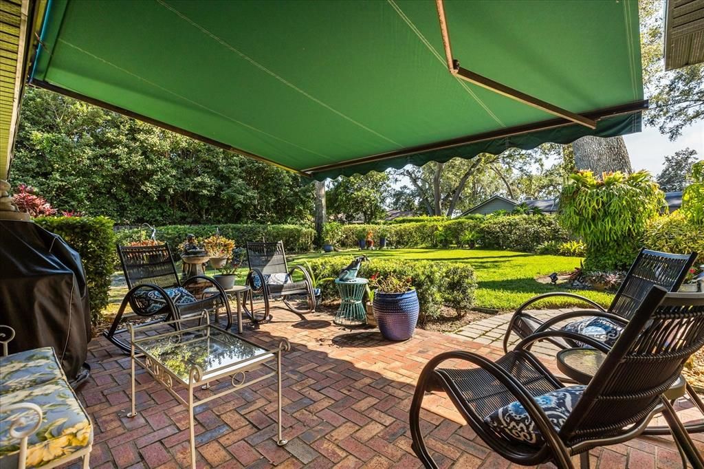 Activo con contrato: $575,000 (4 camas, 2 baños, 2574 Pies cuadrados)