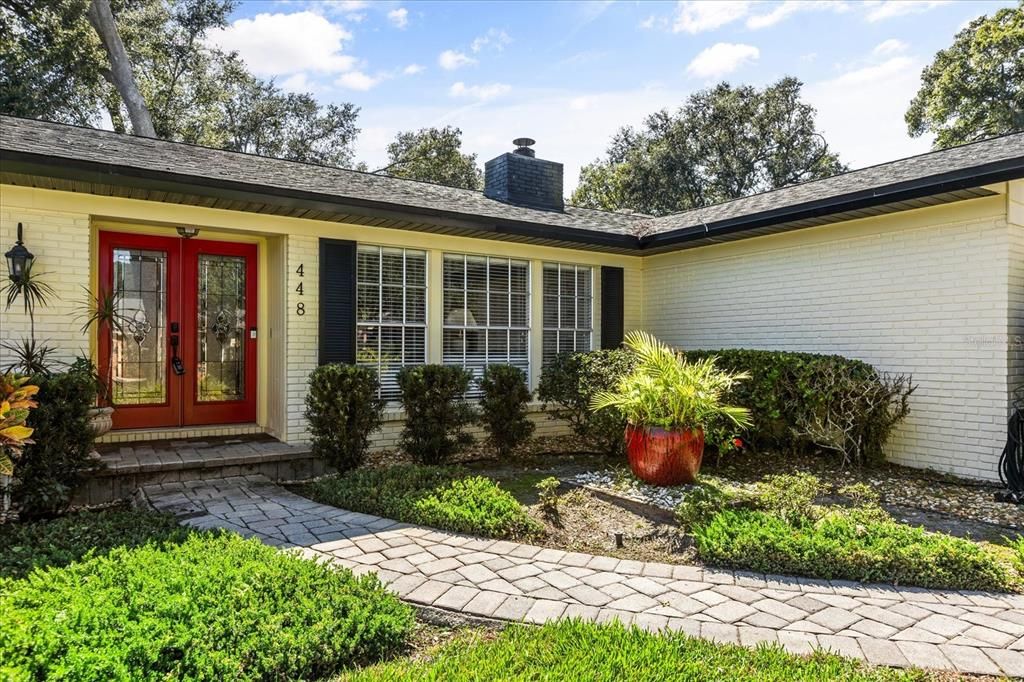 Activo con contrato: $575,000 (4 camas, 2 baños, 2574 Pies cuadrados)