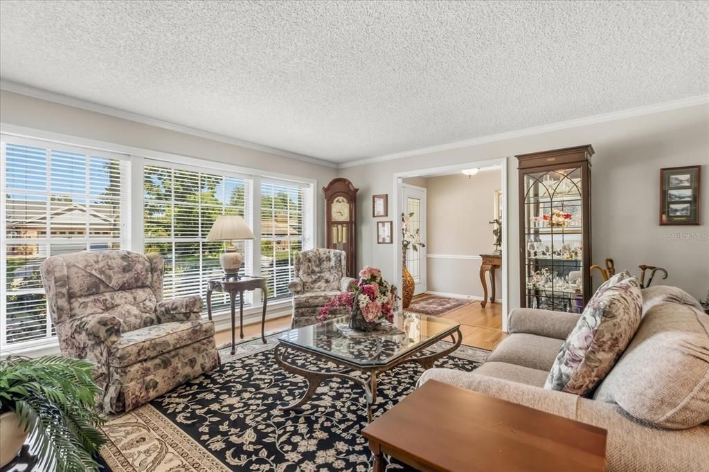 Activo con contrato: $575,000 (4 camas, 2 baños, 2574 Pies cuadrados)