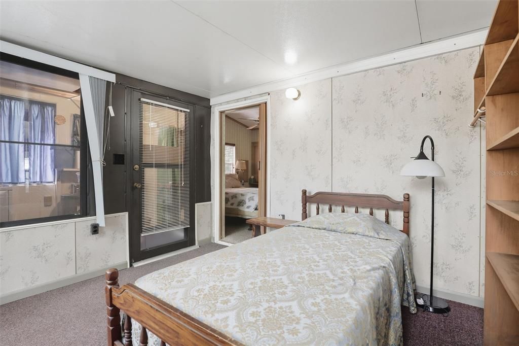 待售: $89,000 (2 贝兹, 1 浴室, 734 平方英尺)