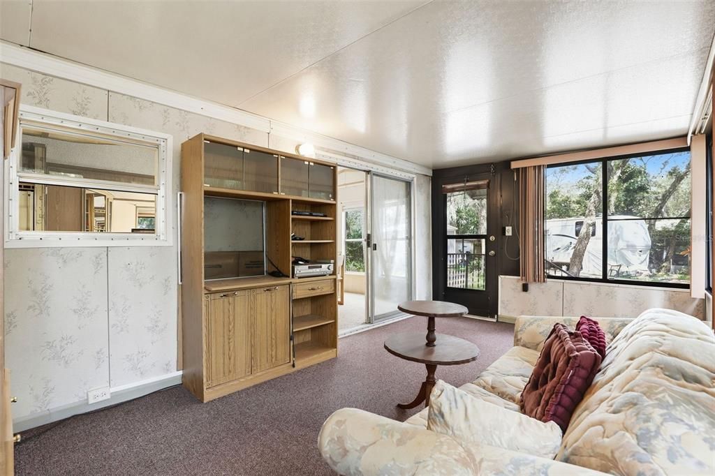 待售: $89,000 (2 贝兹, 1 浴室, 734 平方英尺)