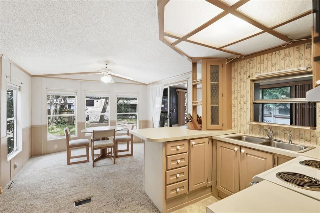 待售: $89,000 (2 贝兹, 1 浴室, 734 平方英尺)