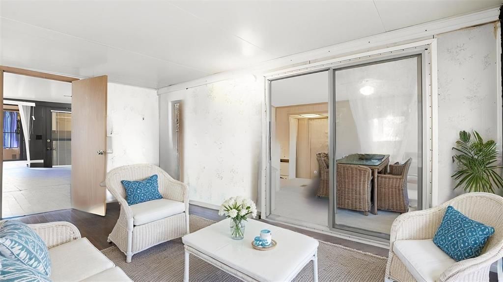 待售: $89,000 (2 贝兹, 1 浴室, 734 平方英尺)