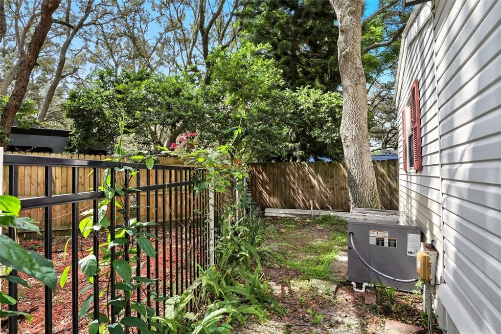 待售: $89,000 (2 贝兹, 1 浴室, 734 平方英尺)