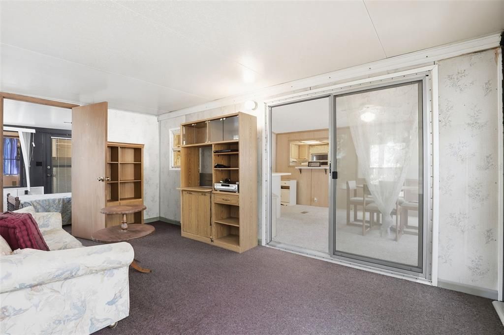 待售: $89,000 (2 贝兹, 1 浴室, 734 平方英尺)