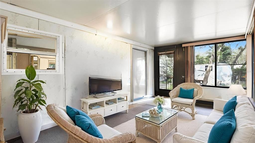 待售: $89,000 (2 贝兹, 1 浴室, 734 平方英尺)