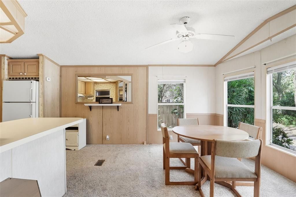 待售: $89,000 (2 贝兹, 1 浴室, 734 平方英尺)