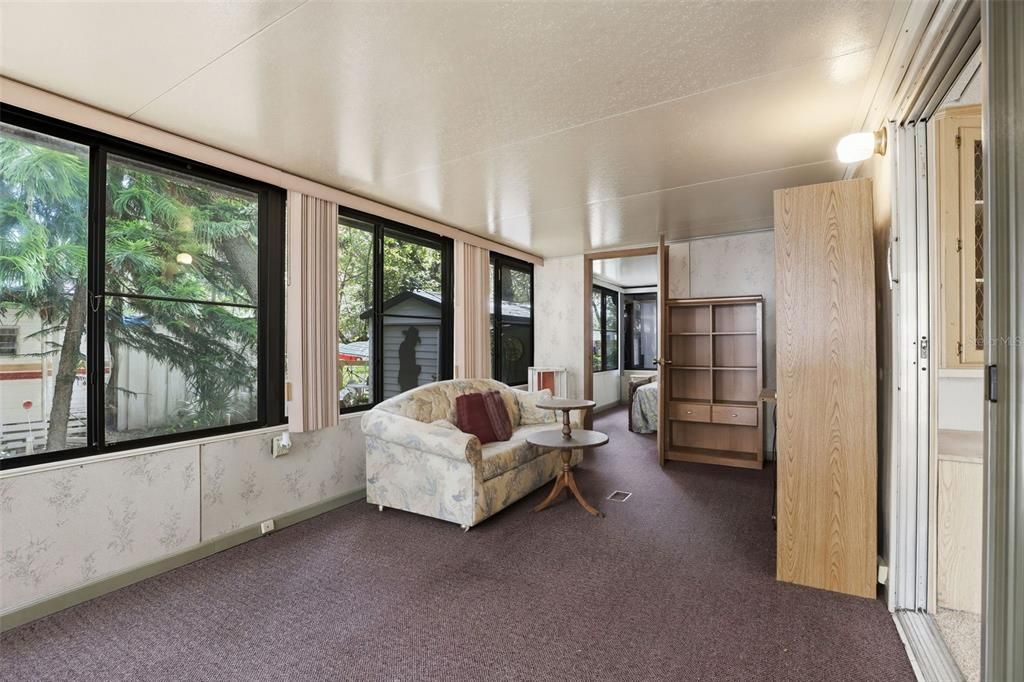 待售: $89,000 (2 贝兹, 1 浴室, 734 平方英尺)