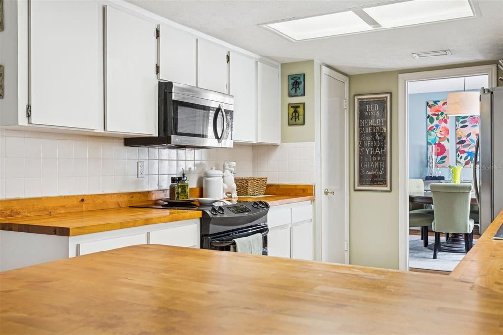 Activo con contrato: $547,900 (4 camas, 2 baños, 2393 Pies cuadrados)