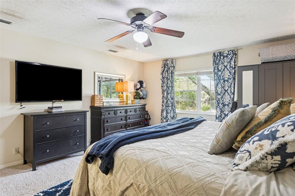Activo con contrato: $547,900 (4 camas, 2 baños, 2393 Pies cuadrados)