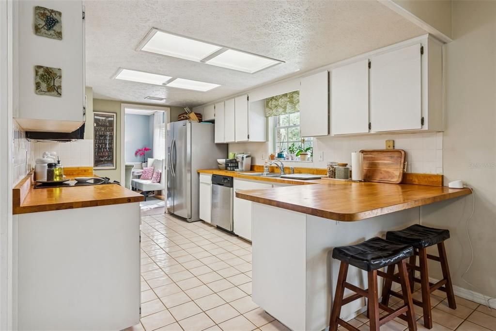 Activo con contrato: $547,900 (4 camas, 2 baños, 2393 Pies cuadrados)