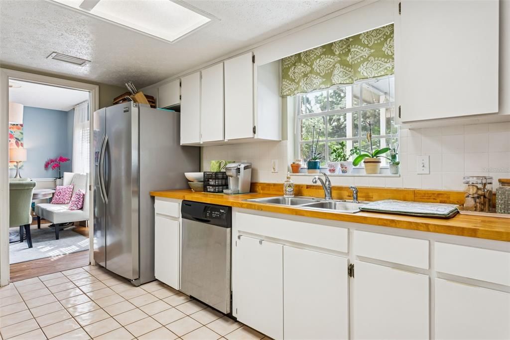 Activo con contrato: $547,900 (4 camas, 2 baños, 2393 Pies cuadrados)