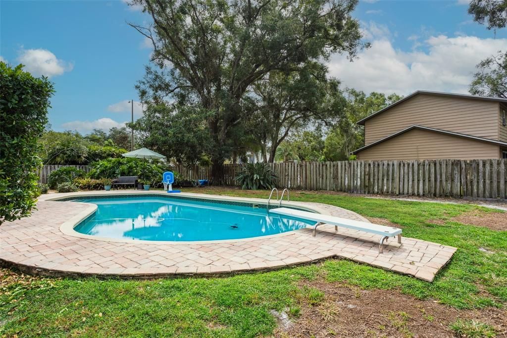 Activo con contrato: $547,900 (4 camas, 2 baños, 2393 Pies cuadrados)