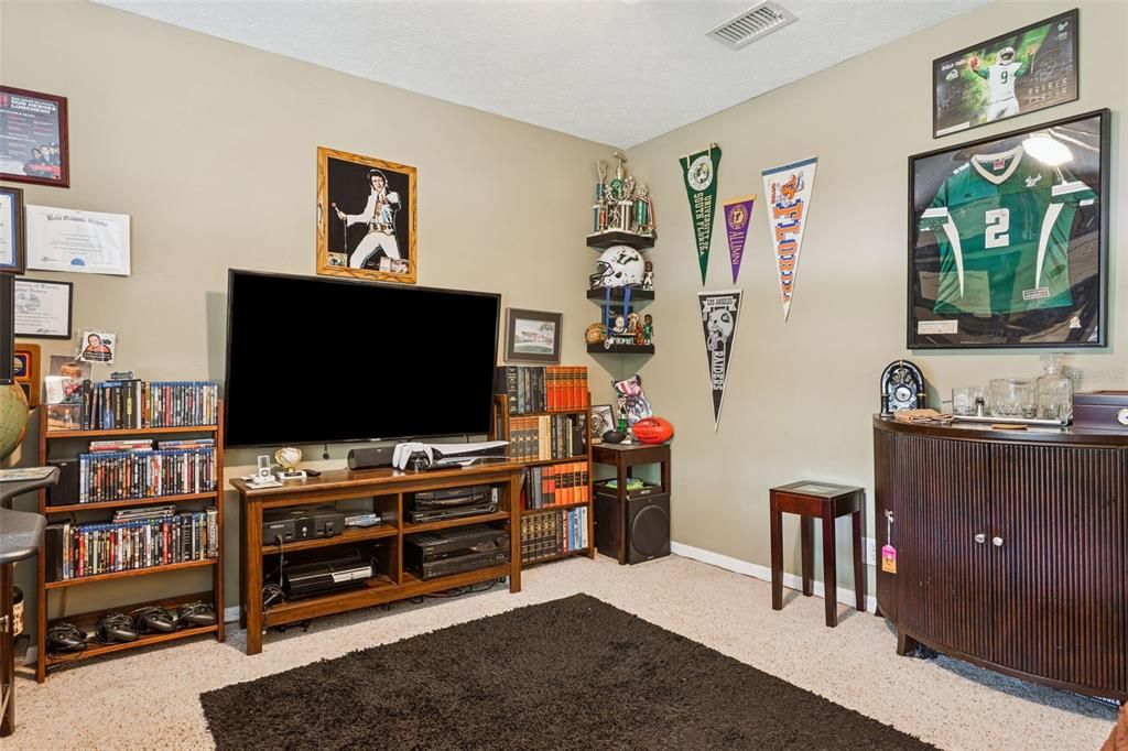 Activo con contrato: $547,900 (4 camas, 2 baños, 2393 Pies cuadrados)
