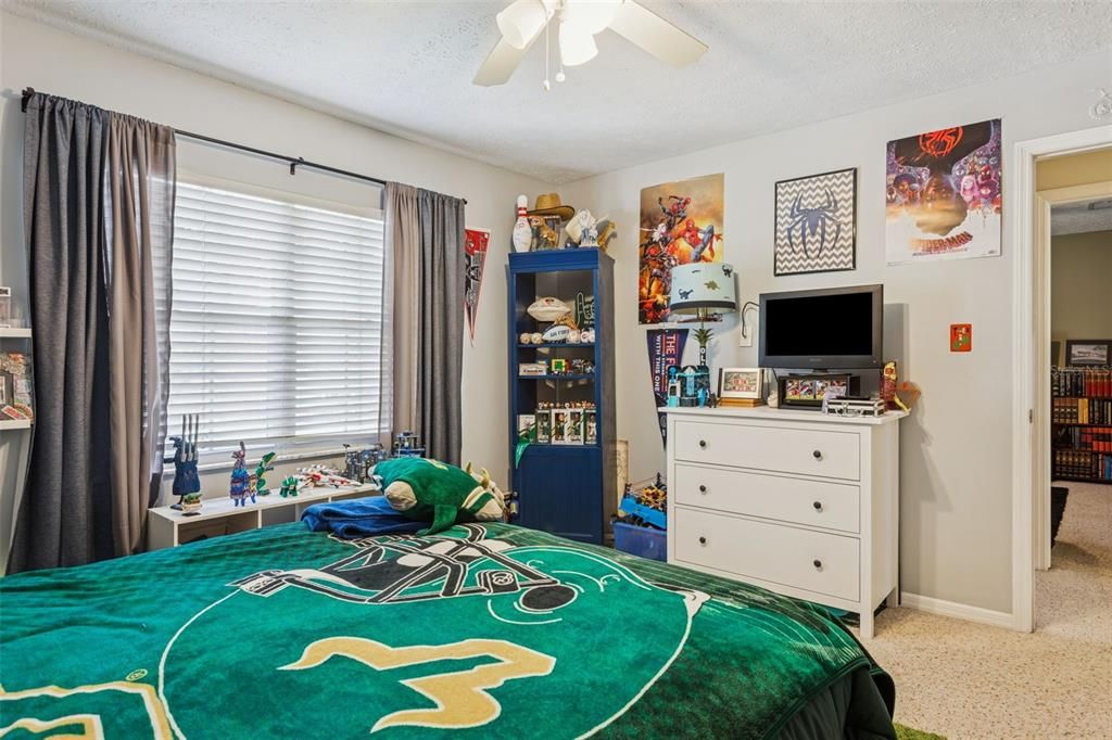 Activo con contrato: $547,900 (4 camas, 2 baños, 2393 Pies cuadrados)