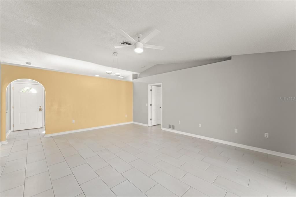 合同活跃: $389,000 (3 贝兹, 2 浴室, 1264 平方英尺)