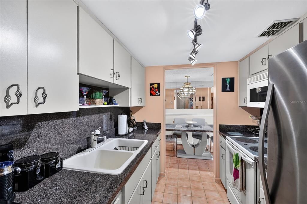 待售: $115,000 (2 贝兹, 2 浴室, 962 平方英尺)