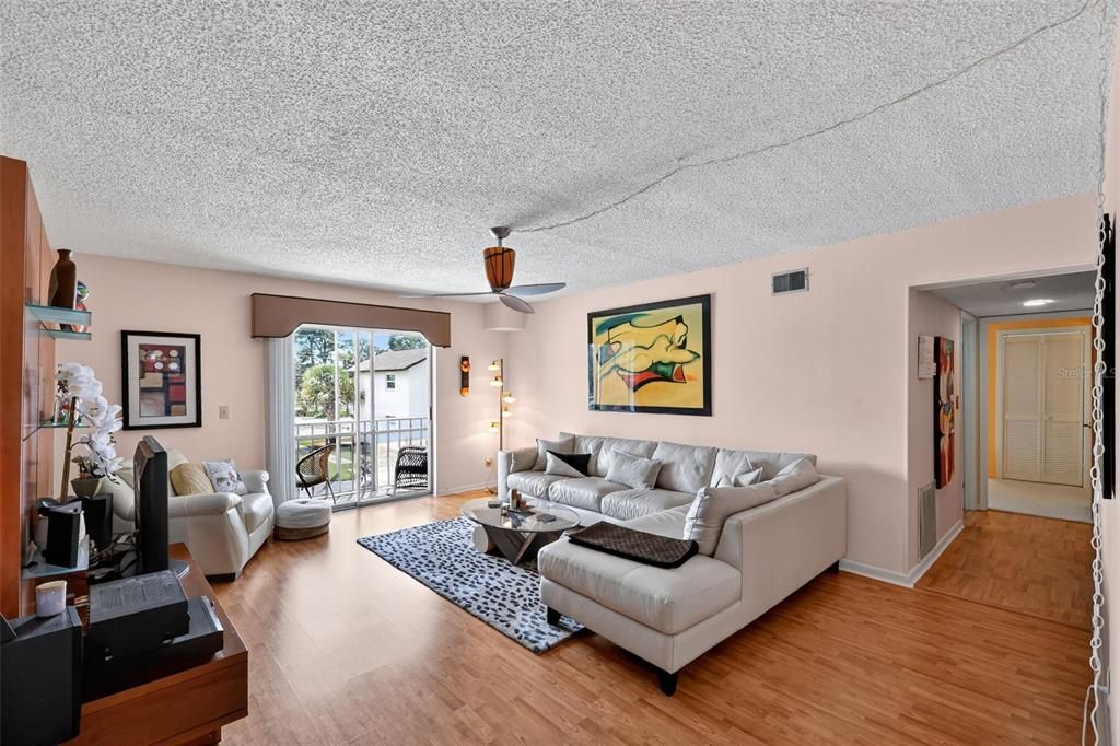 待售: $115,000 (2 贝兹, 2 浴室, 962 平方英尺)