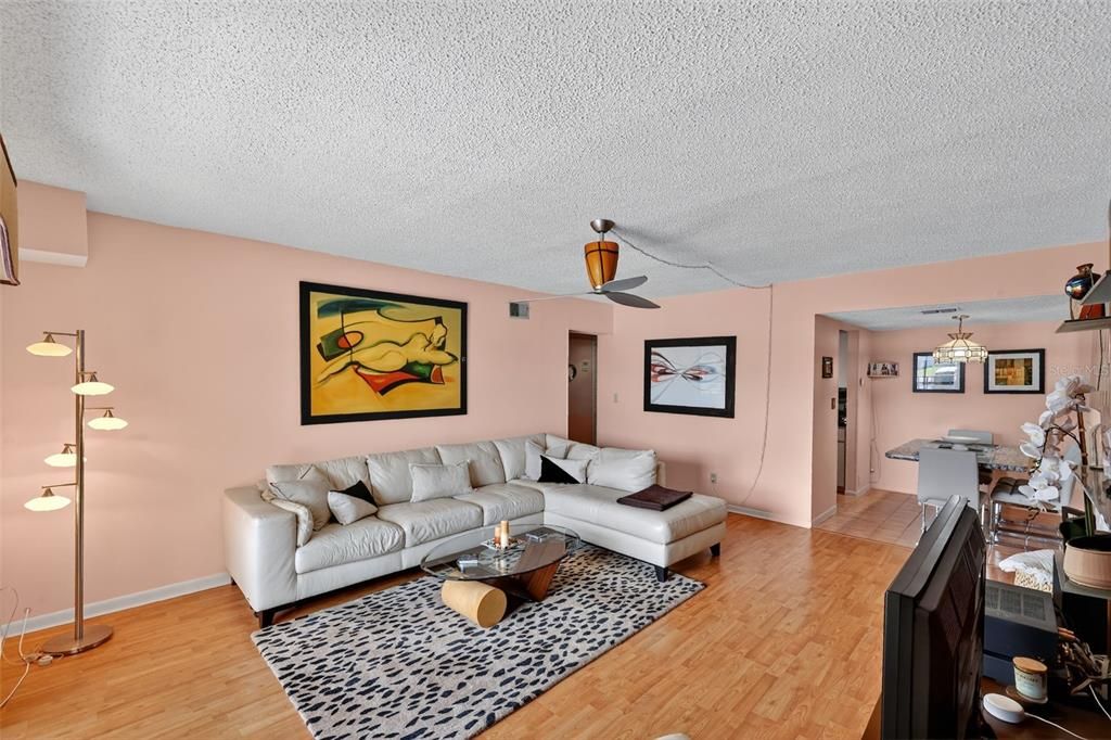 待售: $115,000 (2 贝兹, 2 浴室, 962 平方英尺)