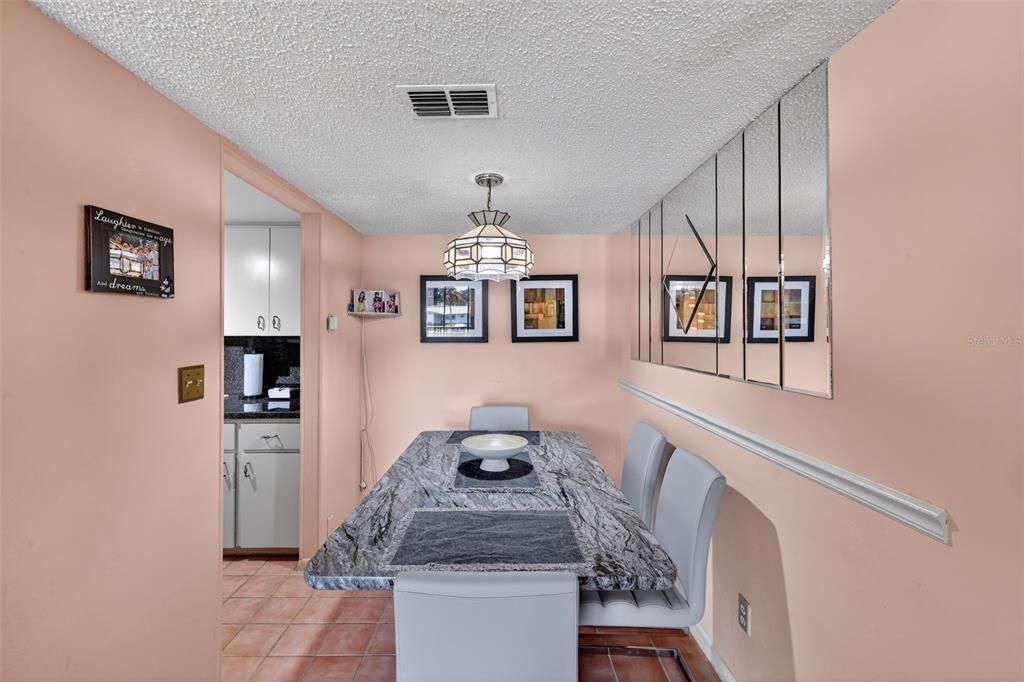 待售: $115,000 (2 贝兹, 2 浴室, 962 平方英尺)