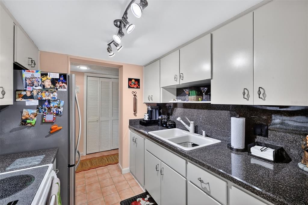 待售: $115,000 (2 贝兹, 2 浴室, 962 平方英尺)