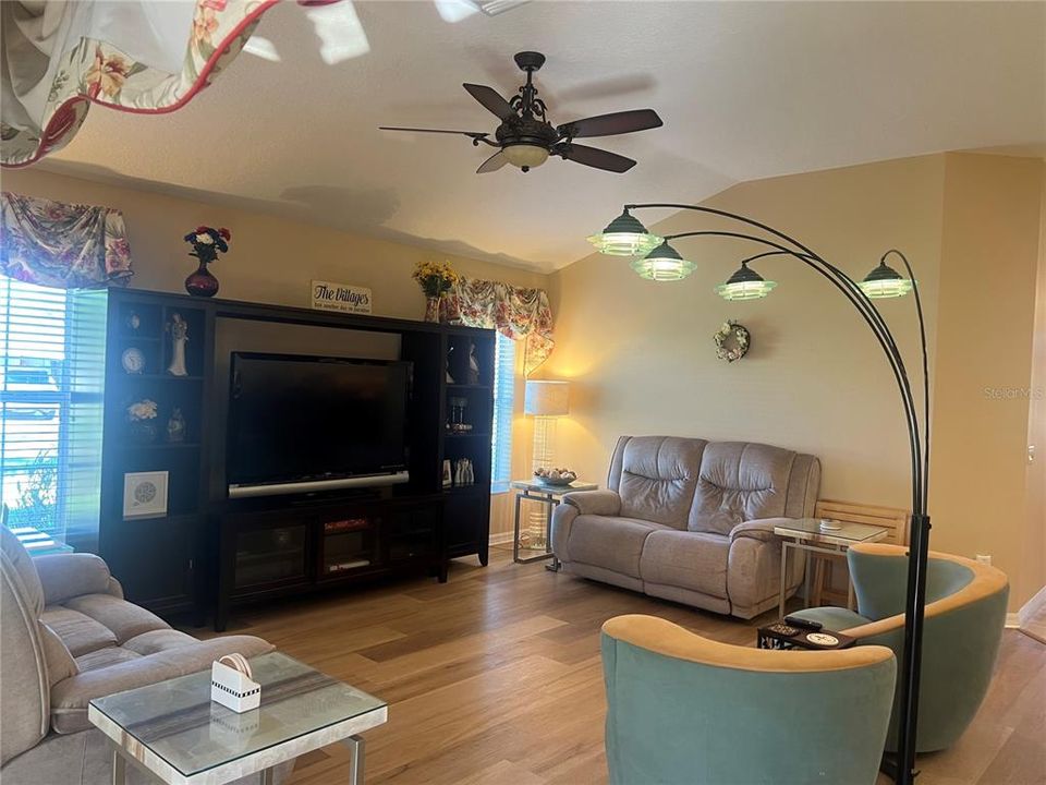 En Venta: $449,500 (3 camas, 2 baños, 1918 Pies cuadrados)