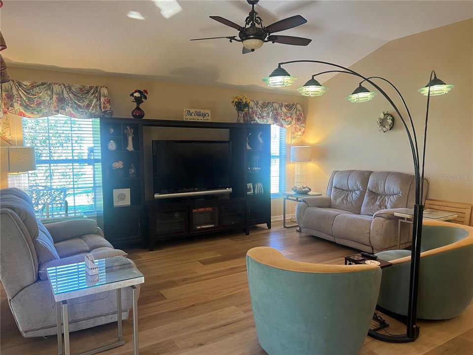 En Venta: $449,500 (3 camas, 2 baños, 1918 Pies cuadrados)