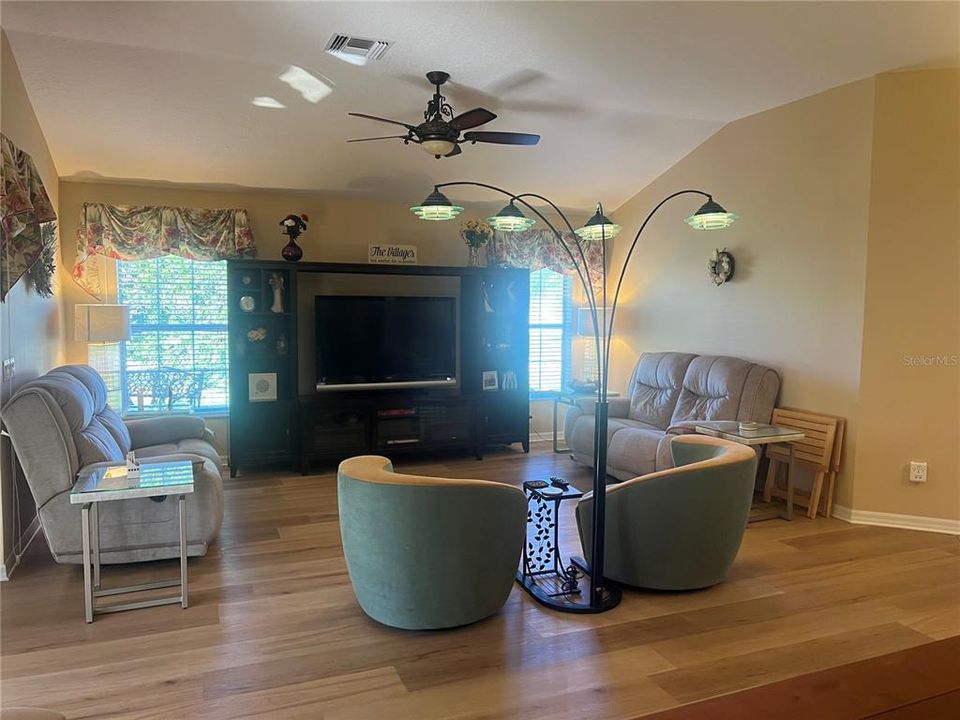 En Venta: $449,500 (3 camas, 2 baños, 1918 Pies cuadrados)