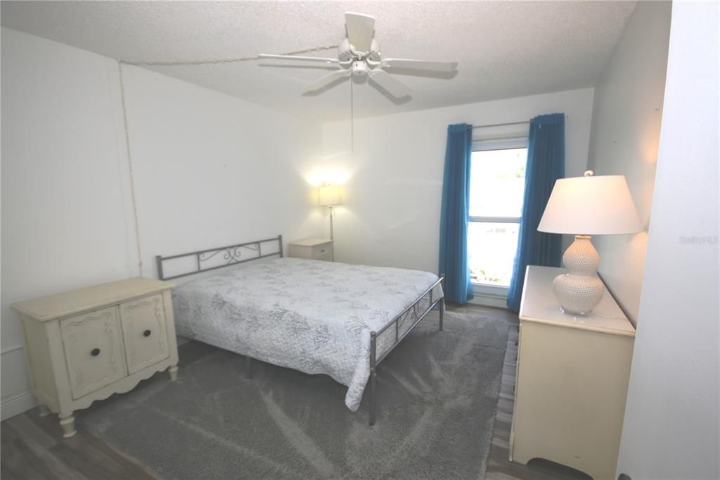 合同活跃: $1,500 (2 贝兹, 2 浴室, 1270 平方英尺)