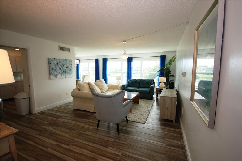 合同活跃: $1,500 (2 贝兹, 2 浴室, 1270 平方英尺)