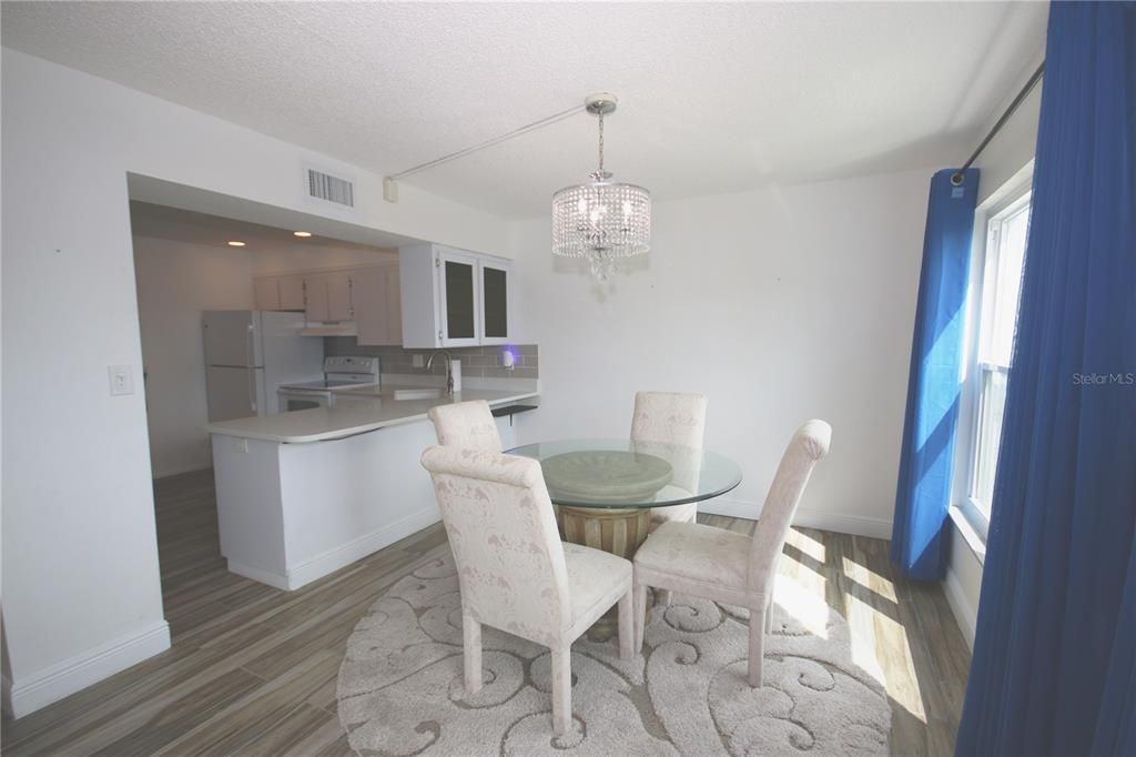 合同活跃: $1,500 (2 贝兹, 2 浴室, 1270 平方英尺)