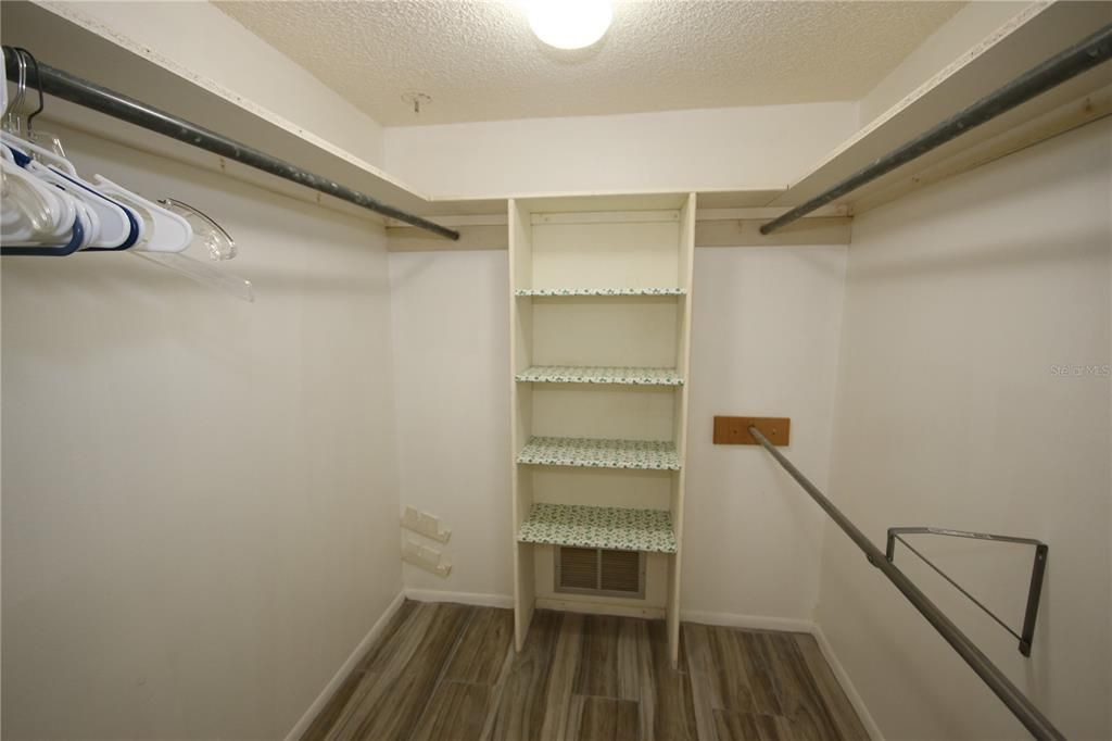 合同活跃: $1,500 (2 贝兹, 2 浴室, 1270 平方英尺)