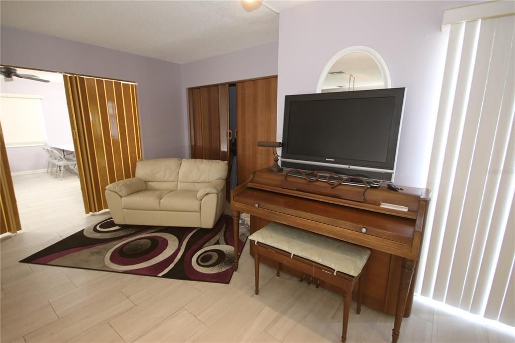 合同活跃: $1,500 (2 贝兹, 2 浴室, 1270 平方英尺)