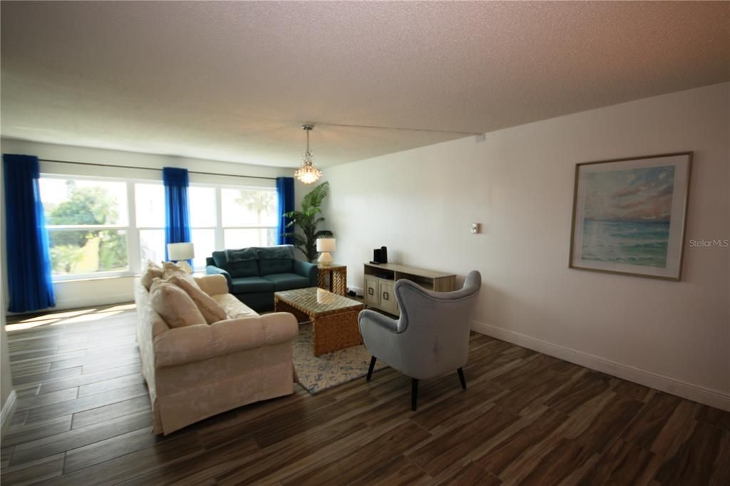 合同活跃: $1,500 (2 贝兹, 2 浴室, 1270 平方英尺)