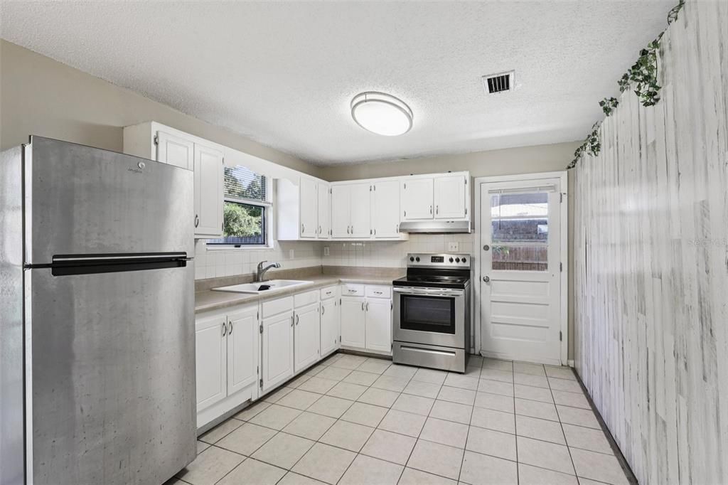 待售: $194,990 (3 贝兹, 1 浴室, 960 平方英尺)