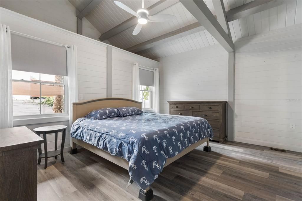 Под контрактом: $699,000 (3 спален, 2 ванн, 1333 Квадратных фут)