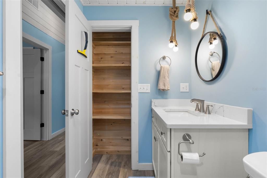 Под контрактом: $699,000 (3 спален, 2 ванн, 1333 Квадратных фут)