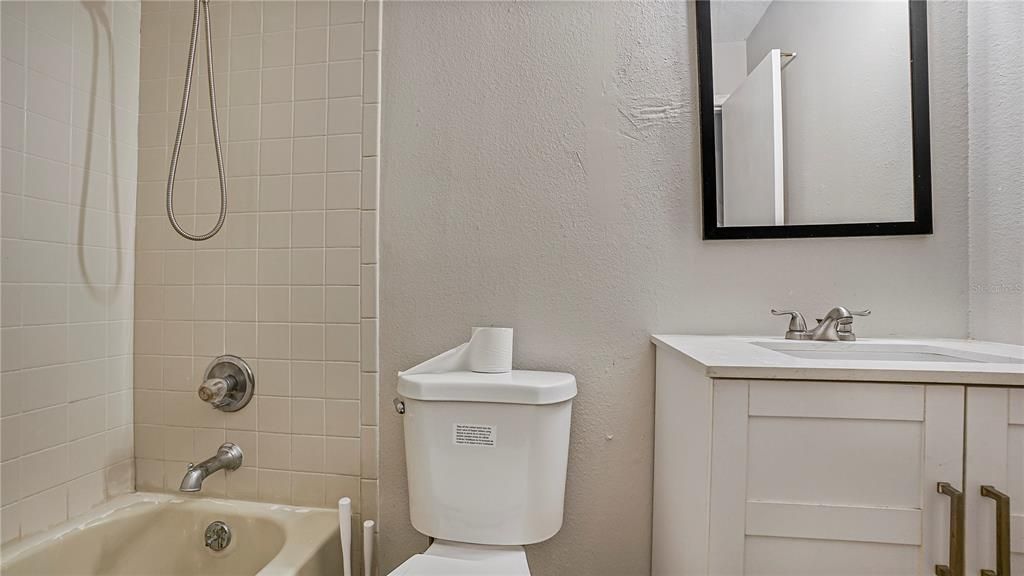 For Rent: $1,300 (2 beds, 1 baths, 812 Square Feet)