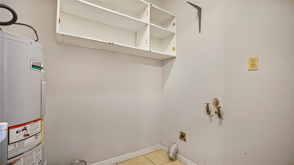 For Rent: $1,300 (2 beds, 1 baths, 812 Square Feet)